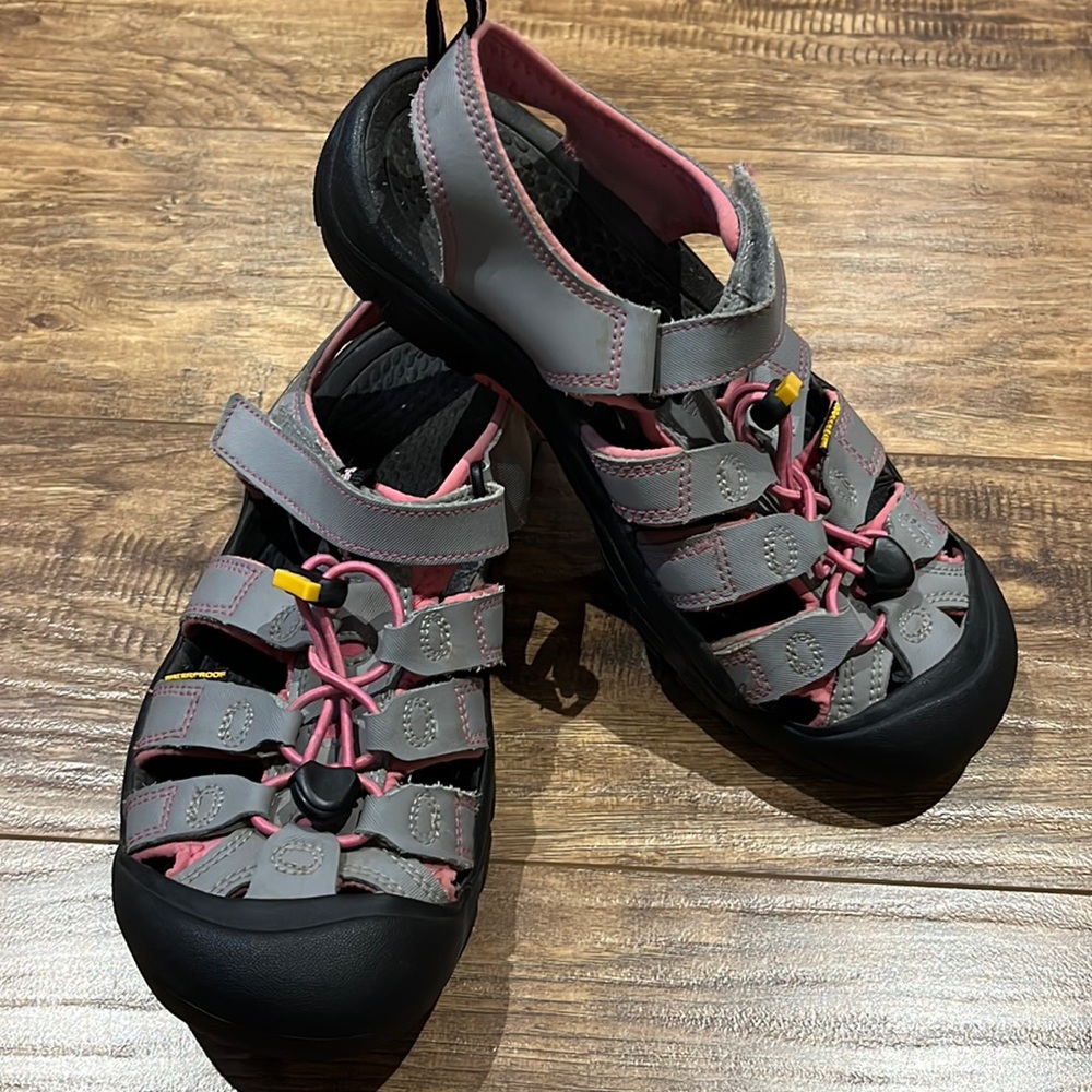 Keen grey and pink sandals